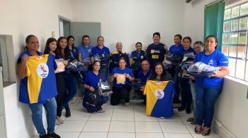 Prefeito Oclecio Meneses destaca importância da identificação  durante entrega de kits de uniformes aos agentes de Saúde