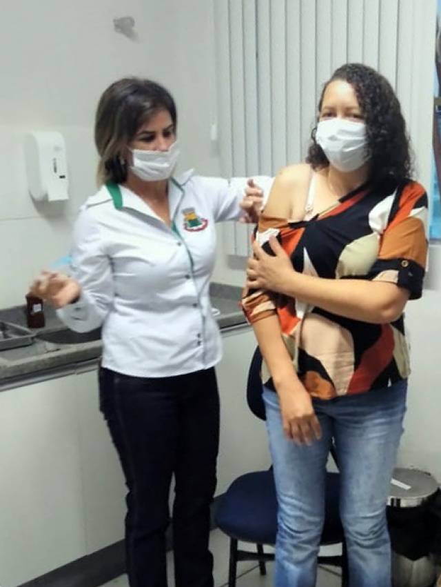 enfermeira Dirce Cotrim dos Santos, de 46 anos, foi a primeira pessoa a ser vacinada contra o novo coronavírus