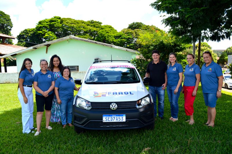 Entrega oficial de um carro 0 km para a Secretaria de Ação Social