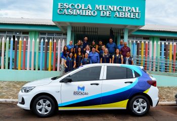 Prefeito Oclecio Meneses realizou a entrega oficial de um novo carro para a Secretaria de Educação da cidade.