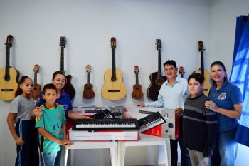 Entrega de novos teclados aos alunos de música da cidade.