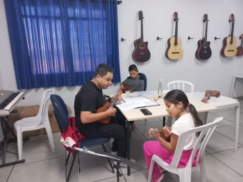 Projeto Música para Todos reinicia aulas de Ukulele