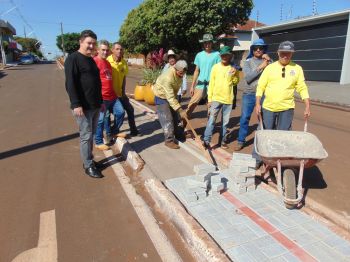 Canteiros recebem calçamento e vasos ornamentais em Farol