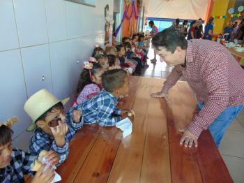 Escola e CMEI: Prefeito Oclecio Meneses participa de Festa Julina de encerramento do primeiro semestre 
