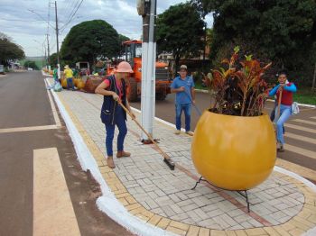 Ornamentação de canteiros é ampliada a toda a extensão da Avenida Paraná