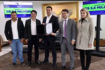 Gabinete Governador Ratinho Júnior: Prefeito Oclecio Meneses é o primeiro a assinar convênio garantindo R$ 5,6 milhões para pavimentação asfáltica