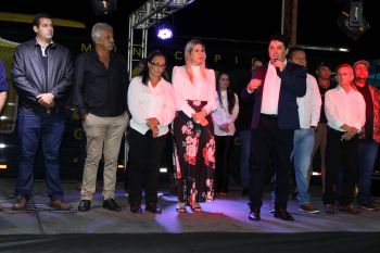 Grande público comemorou Dia do Servidor com jantar, show e homenagens