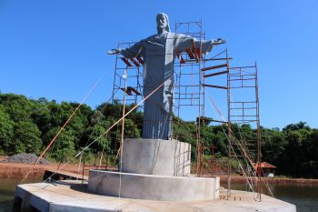 Imagem de Jesus Cristo é instalada abrilhantando acesso da cidade