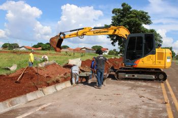 Obras de drenagem e galerias são realizadas no acesso secundário