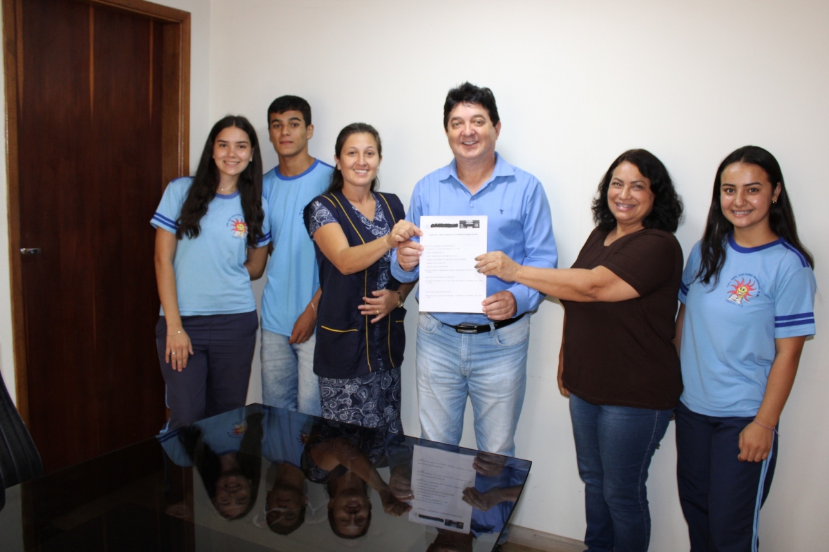 Prefeito Oclecio Meneses recebe projeto esportivo de alunos e direção do Colégio Cultura Universal