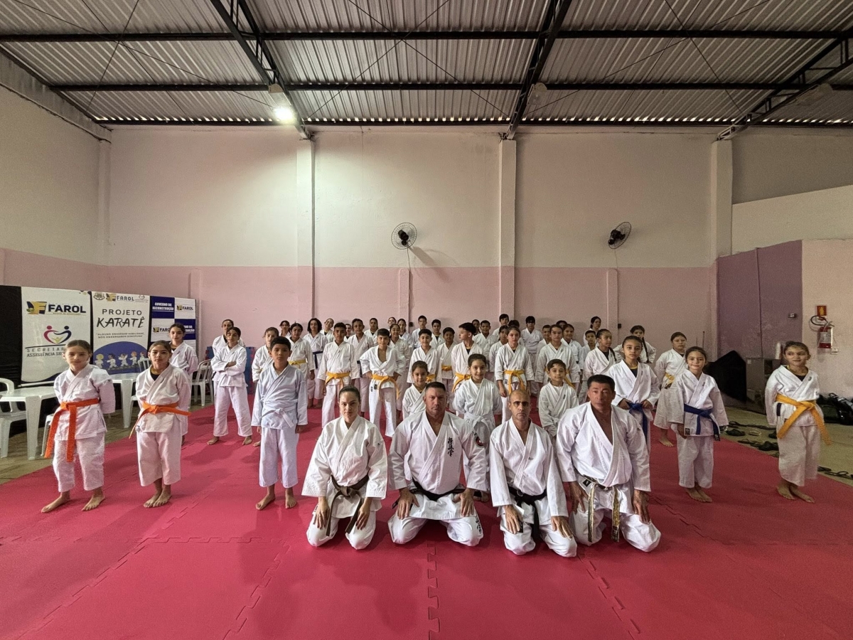 Alunos do Projeto Karatê contaram com exame  de faixa e ganham mochilas esportivas 