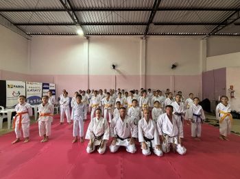 Alunos do Projeto Karatê contaram com exame  de faixa e ganham mochilas esportivas 